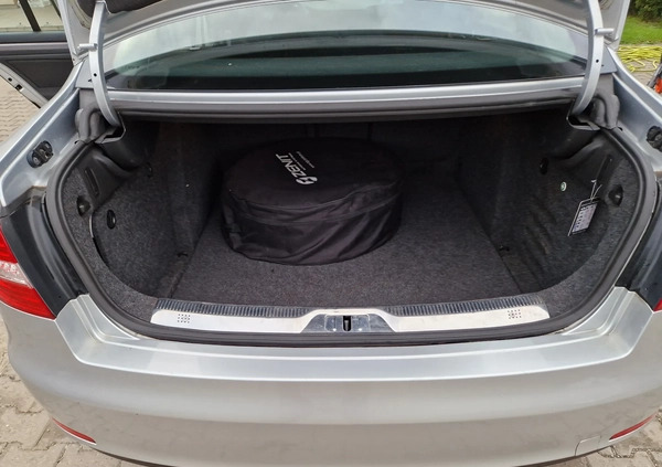 Skoda Superb cena 36900 przebieg: 270000, rok produkcji 2014 z Miłosław małe 154